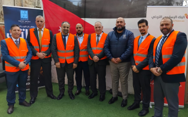 موظفو البنك الإسلامي الأردني يوزعون الطرود الخيرية بالتعاون مع تكية أُم علي